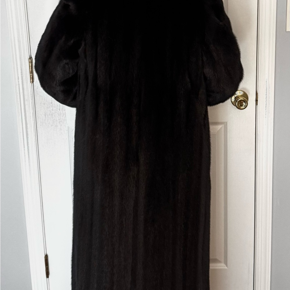 Full Length Mink Coat, “Like New” Only Worn a few Times from Macy’s Fur Vault - Picture 4 of 14